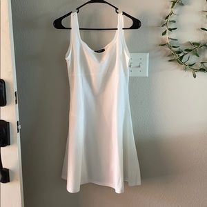 A cute white dress for any spring occasion! 🤍